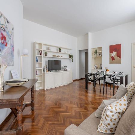 The Best Rent - Gorgeous Two-Bedroom Apartment In Porta Nuova District Мілан Екстер'єр фото