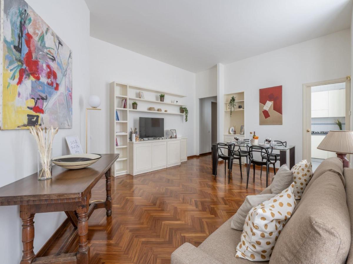 The Best Rent - Gorgeous Two-Bedroom Apartment In Porta Nuova District Мілан Екстер'єр фото